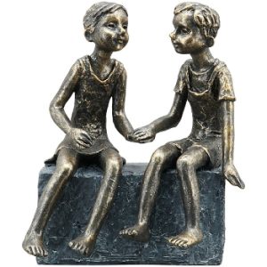 Kinderpaar Hilda – Kinderfigur Mädchen und Junge – Kinderskulptur sitzend und Händchenhaltend