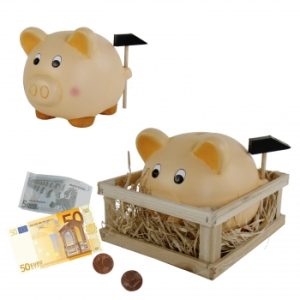 Sparschwein im Stall mit Hammer