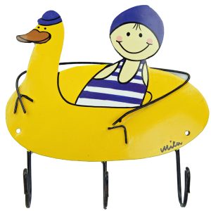 Mila Beach Garderobe Junge im Schwimmreifen liegend – 3er Haken – Wandhaken